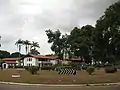 Am Haupteingang zur Universität von Ghana in Legon, April 2010