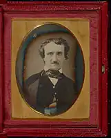 Edgar Allan Poe, Annie-Daguerreotypie, Original, Bildautor unbekannt, 1849. Das Antlitz wird aus fototechnischen Gründen bei der Herstellung von Daguerreotypien seitenverkehrt wiedergegeben.