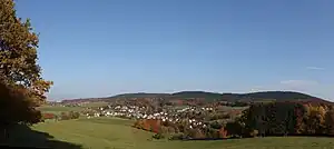 Unter-Abtsteinach vor der mittleren Buntsandsteinstufe des Hardbergs und der Stiefelhöhe