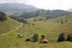 Blick vom oberen ins untere Arzmoos (Nord nach Süd), im Hintergrund Traithenkulisse mit dem Skigebiet Sudelfeld und seinen Anlagen.