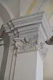 Pfeilerkapitell und Gebälk