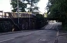 Niedrige Unter­führung mit auf­fällig markierter Halterung für die Obus-Ober­leitung beim ehe­maligen Bahnhof Solingen-Wald