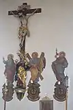 Kruzifix und Mater dolorosa, gemalte Apostelfiguren