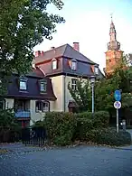 Ostflügel von Südwesten; rechts Verbindung zur Seniorenresi­denz, links ein Teil des neuen Südflügels