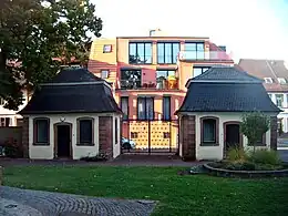Wachhäuschen am Schlosspark, rechts dahinter der Leininger Oberhof