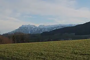 Untersberg von Nordwesten gesehen, mit gut sichtbarer Mittagsscharte