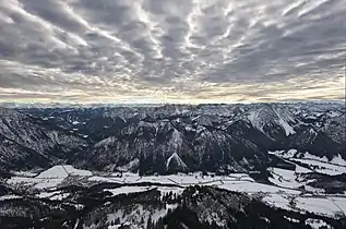 Blick vom Wendelstein auf Bayrischzell (links), dahinter südlich das Ursprungtal, mittig der Seeberg, davor das Leitzachtal