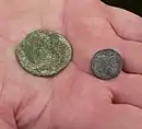 Römische Bronzemünze und römischer Silberdenar
