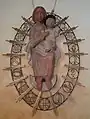 Die aus Ton gefertigte Rosenkranzmadonna wurde 1956 von Hans Wagner und Franz Weber geschaffen.