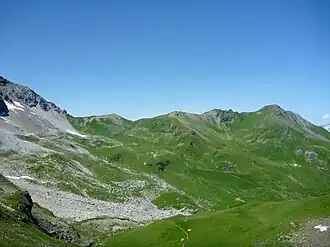 Urdenfürggli (tiefster Einschnitt im Grat) und Parpaner Schwarzhorn (rechts) vor dem Bau der Urdenbahn. Ansicht von der Hörnlihütte