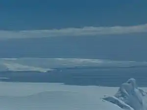 Blick vom Catalunyan Saddle auf den Agüero Point (links der Mitte) mit der rechts davon liegenden Stoyanov Cove