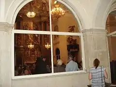 Blick vom Vorraum zum Hochaltar