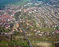 Die Innenstadt von Uslar und die Wohnsiedlung Eichhagen (rechts im Bild). Im unteren Bereich überquert der von Allershausen kommende Fußweg auf der ehemaligen Bahnstrecke die in westlicher Richtung aus Uslar hinausführende Alleestraße.