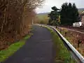 Beginn des Fußwegs auf der zurückgebauten Bahnstrecke am Ortseingang von Allershausen. Rechts verläuft die Sollingbahn.