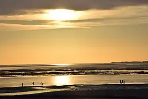 Sonnenuntergang über Utersum; im Hintergrund die Südspitze Sylts