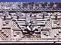 Steinmosaik über dem mittleren Eingang, Detail