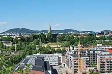 Foto einer Stadt mit einem Park und einer Kirche umgeben von städtischer Bebauung
