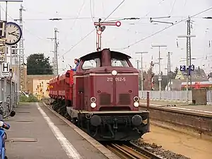212 052 in Purpurrot in Friedberg (Hessen)