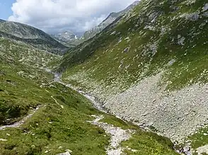 Val Cadlimo unterhalb der Wasserfassung des Reno di Medel bei Bolla, Pt. 2228 (im Bild annotiert)