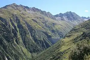 Cavradischlucht/Curneratobel mit Staumauer, links der Piz Máler