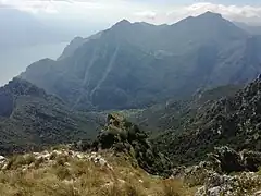 Blick vom Gipfel auf das Val Vasotina und den südlich vorgelagerten Felssporn Cor