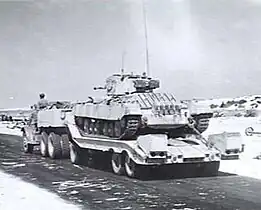 Valentine-Panzer auf Sattelschlepper Diamond T 980
