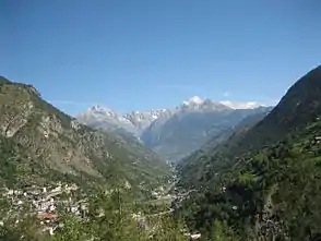 Blick talauswärts auf das Vispertal, gegenüber die Berner Alpen mit dem markanten Bietschhorn (links). Häusergruppe links nördlicher Teil von Stalden. Bildmitte Ackersand, Haus rechts Staldenried