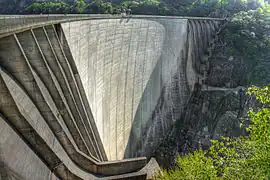 CH: Lago di Vogorno mit Verzasca-Mauer