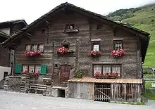 Altes Walserhaus am Dorfplatz von Vals