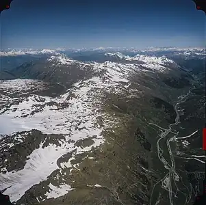 Bergrücken Valserberg und Valserhorn: links Peiltal, rechts Dorf Hinterrhein mit San Bernardino-Portal