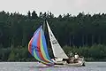 Durch eine Bö krängt dieses Boot unter Spinnaker weit über