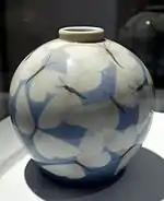 Vase mit Schmetterlingen, Design: August F. Hallin und Effie Hegermann-Lindencrone, Porzellanmanufaktur Bing & Grøndahl, 1896