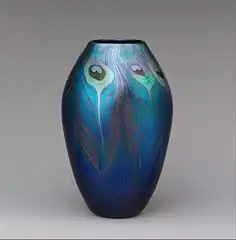 Vase aus Favrile-Glas mit Pfauenfedern (Tiffany-Studios, ca. 1900)