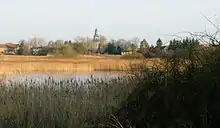 Blick über einen Teil des Mühlensees auf die Kirche