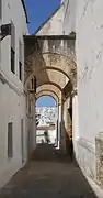 Blick durch die Schwibbögen der „Iglesia del Convento de la Conceptión“ von 1552 (nun Museo Convento) auf die Neustadt.