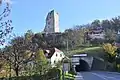 Ort und Burgruine heute, die Landesstraße 4 führt im Tunnel durch den Burgberg