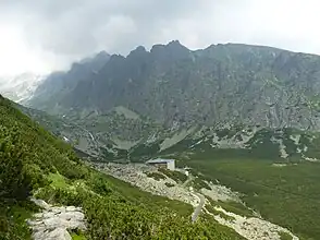 Die Velická dolina mit dem Berghotel Sliezsky dom, im Hintergrund der Seitengrat Velické granáty