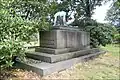 Kriegerdenkmal von Groß Schönau mit der Eingravierung „1918“ und einer von Ferdinand Opitz (1885–1960) geschaffenen Skulptur