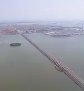 Die beiden Brücken mit den Überresten der 1846 erbauten Batteriestellung und die Insel San Secondo