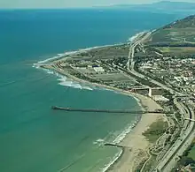Ventura mit dem „Surfer’s Point Ventura“ und dem US-101 (rechts)  USA-Kalifornien Kalifornien