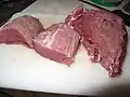 Vergleich von Schweine­fleisch und Wild­schwein­fleisch (rechts)