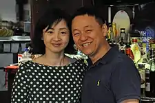 Michael Kang mit Ehefrau; Mitbegründer und Freund des verstorbenen Sang Chun Lee.
