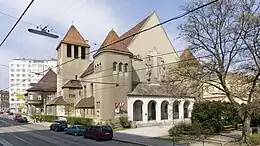 Verklärungskirche (links hinten der Chopinhof)