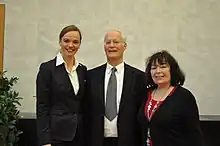 (v. l. n. r.) Rektorin Dr. Sonja Hammerschmid, Dr. Josef Pedarnig und seine Gattin Mag.a Inge Pedarnig bei der Verleihung des Goldenen Doktorrates der Veterinärmedizinischen Universität Wien