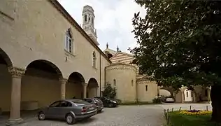 Innenhof des Bischofspalastes mit der freistehenden Hauptapsis und der nördlichen Seitenapsis