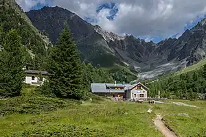 Verpeilhütte, dahinter der Westliche Sonnenkögel (3008 m) und rechts das Verpeiljoch (2825 m)