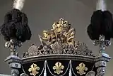 Engel mit Fackeln und Königskrone