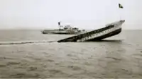 Versenkung der Helvetia, im Hintergrund das DS Rhein aus dem Jahre 1906