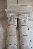 Doppelsäule mit Kapitellen