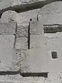 Typische in die Außenwand des Obergeschosses eingehauene, unten rechteckige Vertiefung für die Aufnahme eines Rundbogen-Stützeinsatzes.